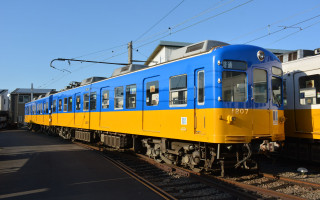 В Японии железнодорожники перекрасили один из поездов в цвета флага Украины в поддержку сотрудников УЗ: фото