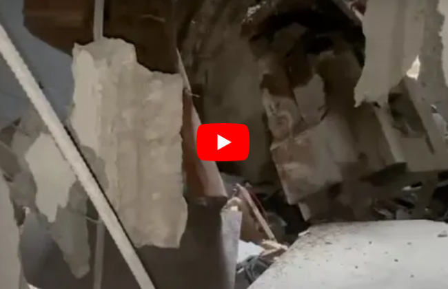 Башня от танка залетела в квартиру на пятом этаже в Мариуполе, видео