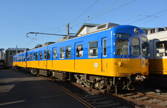 В Японии железнодорожники перекрасили один из поездов в цвета флага Украины в поддержку сотрудников УЗ: фото