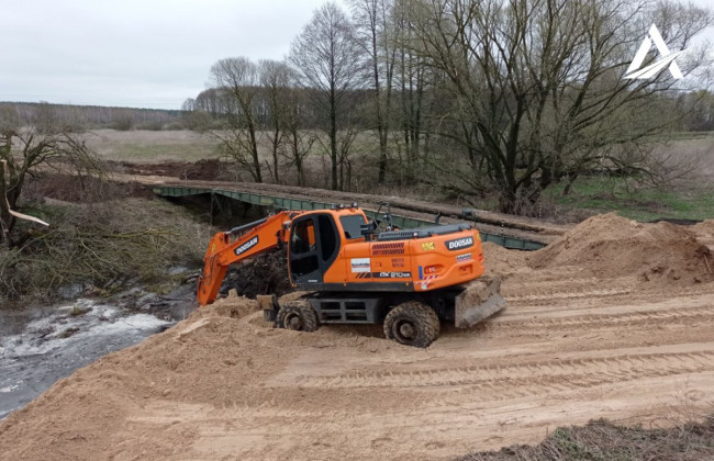 Біля зруйнованого мосту на дорозі Київ - Чернігів зводять другий тимчасовий проїзд