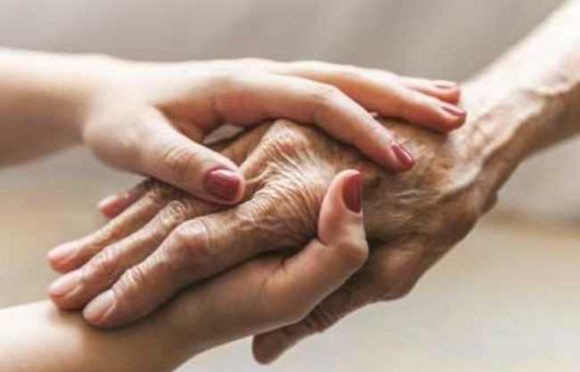 Як заспокоїти людину старшого віку під час обстрілів