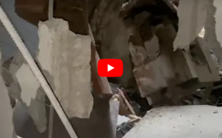 Башня от танка залетела в квартиру на пятом этаже в Мариуполе, видео