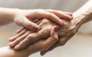 Як заспокоїти людину старшого віку під час обстрілів