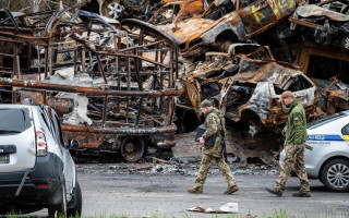 В Ирпене после изгнания оккупантов появились сотни новых могил и свалка расстрелянных авто, фото