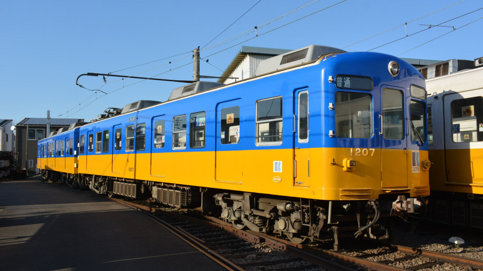 В Японии железнодорожники перекрасили один из поездов в цвета флага Украины в поддержку сотрудников УЗ: фото