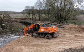 Біля зруйнованого мосту на дорозі Київ - Чернігів зводять другий тимчасовий проїзд