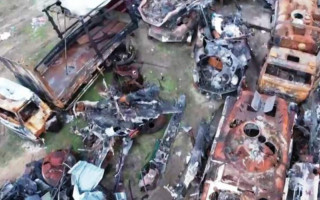 В Буче показали «кладбище» разбитой бронетехники оккупантов, видео