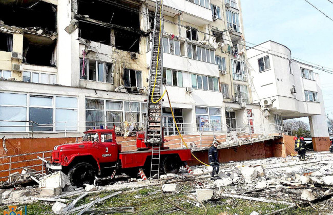 Появились новые фото и видео с места ракетного обстрела в Одессе