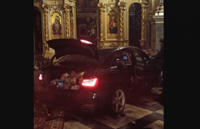 В Тернополе женщина на Audi протаранила двери кафедрального собора: фото