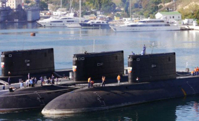 Россия выпускает ракеты по Украине с четырех подводных лодок, — СМИ