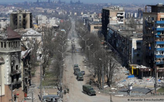 «Во дворах одни могилы и кресты стоят», — рассказы людей, которым удалось эвакуироваться из Мариуполя, видео