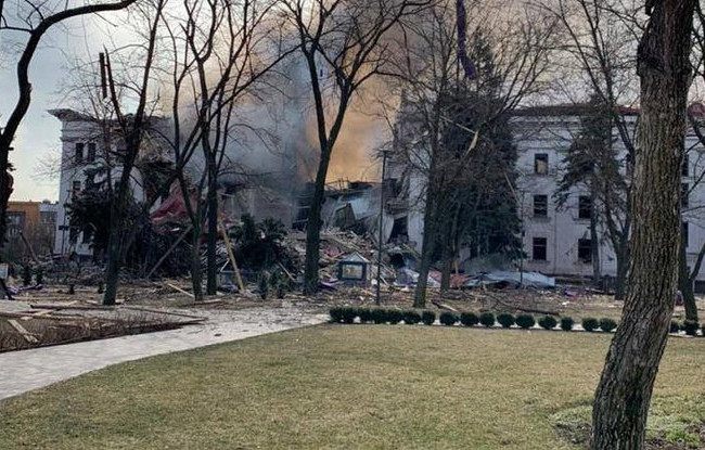 У Маріуполі окупанти скидають тіла вбитих жителів міста у 300-метрову траншею, — радник мера