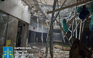 В Харькове из-за обстрела повреждены торговый центр и жилые дома вблизи