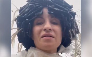 Шапочка из фольги на голове для покраски волос спасла жизнь одесситке во время обстрела: видео