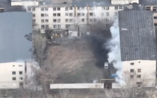 Ювелирная работа: украинские защитники уничтожили танки РФ, сохранив здания, за которыми они прятались