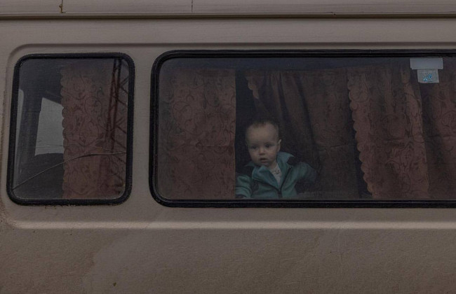 Пройшли крізь справжнє пекло: фото людей, які евакуювались із Маріуполя та Мелітополя