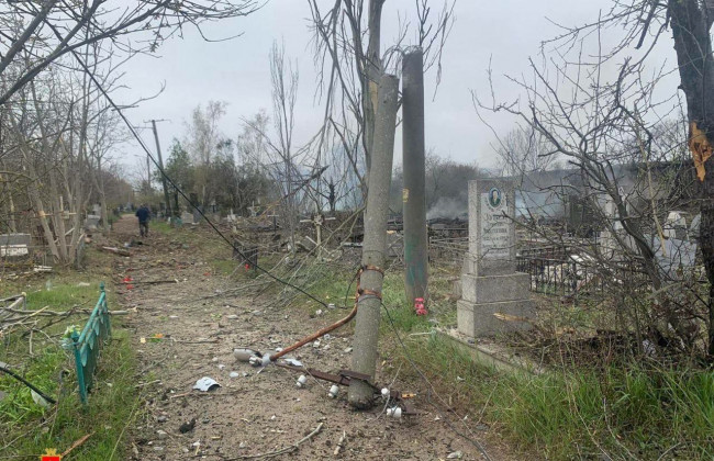 В Одессе обломки ракеты упали на кладбище: фото
