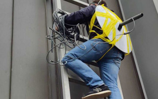 В Буче устанавливают оборудование для Интернета Starlink