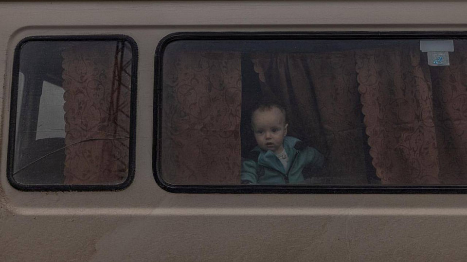 Пройшли крізь справжнє пекло: фото людей, які евакуювались із Маріуполя та Мелітополя