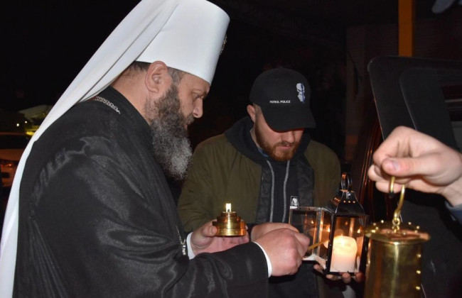 Впервые Благодатный огонь в Украину доставлен автотранспортом