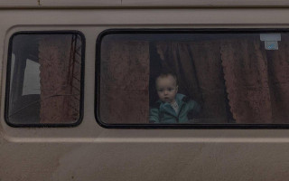 Пройшли крізь справжнє пекло: фото людей, які евакуювались із Маріуполя та Мелітополя