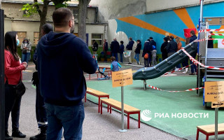 Выборы во Франции: люди выстраиваются в очереди, чтобы проголосовать за будущего президента, фото