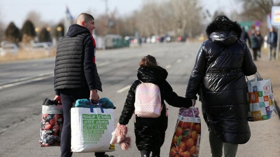 Выплаты по 2000-3000 гривен уже получили 450 тысяч переселенцев: как оформить помощь