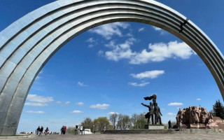 У Києві демонтують скульптуру двох робітників під Аркою дружби народів, — Кличко