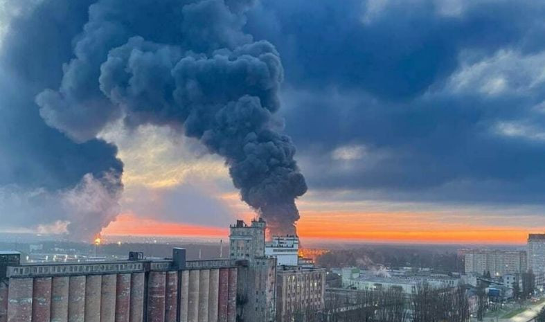 В российском Брянске произошел масштабный пожар на нефтебазе: фото и видео
