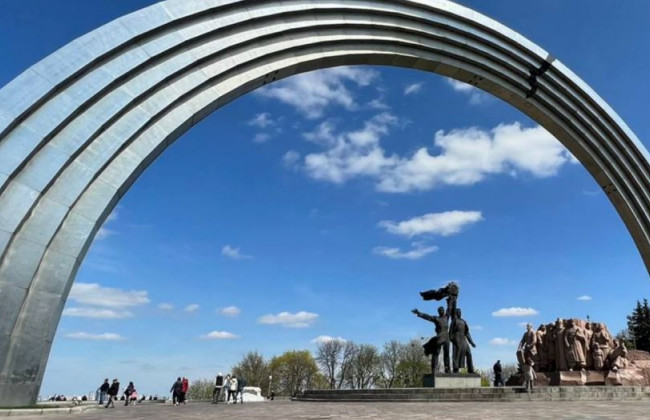 У Києві демонтують скульптуру двох робітників під Аркою дружби народів, — Кличко