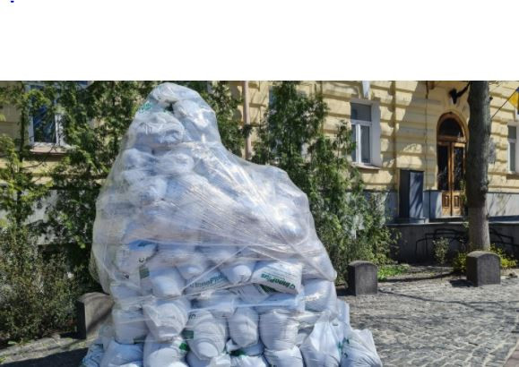 В Киеве известный памятник защитили от вражеских атак, фото