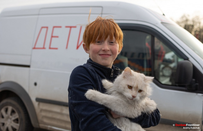 В Мариуполе маленький мальчик укрыл своим телом кота во время артобстрела, фото