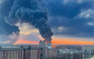 В российском Брянске произошел масштабный пожар на нефтебазе: фото и видео