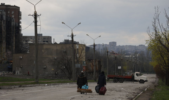 В полностью разрушенном Мариуполе оккупанты начали белить бордюры, — советник мэра