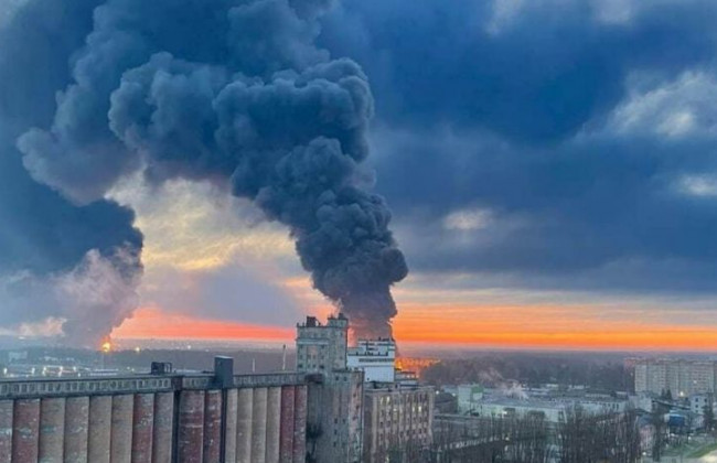 В российском Брянске произошел масштабный пожар на нефтебазе: фото и видео