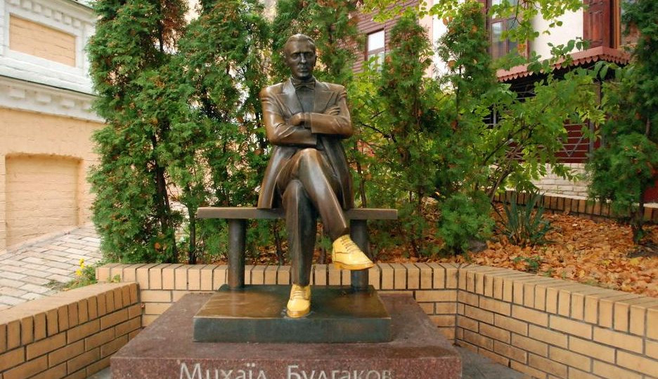 В Киеве могут снести памятник Михаилу Булгакову: зарегистрирован проект решения