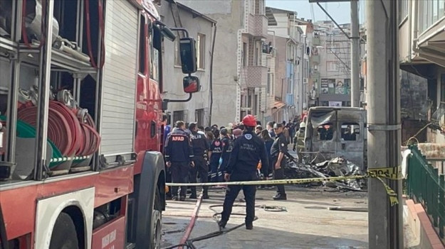 В Турции самолет упал на городскую улицу: погибли два пилота