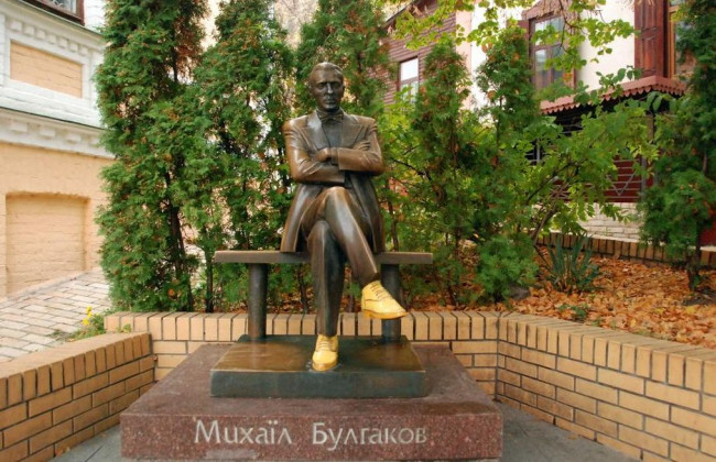 В Киеве могут снести памятник Михаилу Булгакову: зарегистрирован проект решения