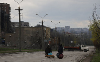 В полностью разрушенном Мариуполе оккупанты начали белить бордюры, — советник мэра