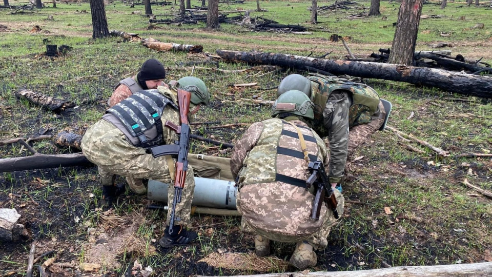 «Довше їхали, ніж воювали», —під Києвом зачищають ліс від залишків артилерії окупантів з Бурятії, фото