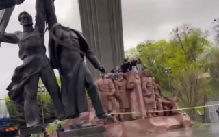 У Києві демонтували символ «дружби з РФ» — скульптуру робітників, відео
