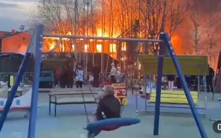 Горит дом, но паники нет: под Архангельском люди спокойно ходят возле горящего дома, видео