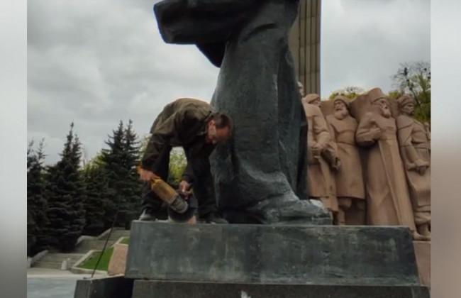 В Киеве демонтируют монумент под аркой Дружбы народов, видео