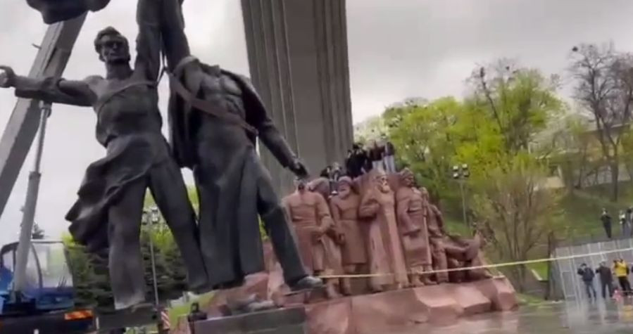 У Києві демонтували символ «дружби з РФ» — скульптуру робітників, відео