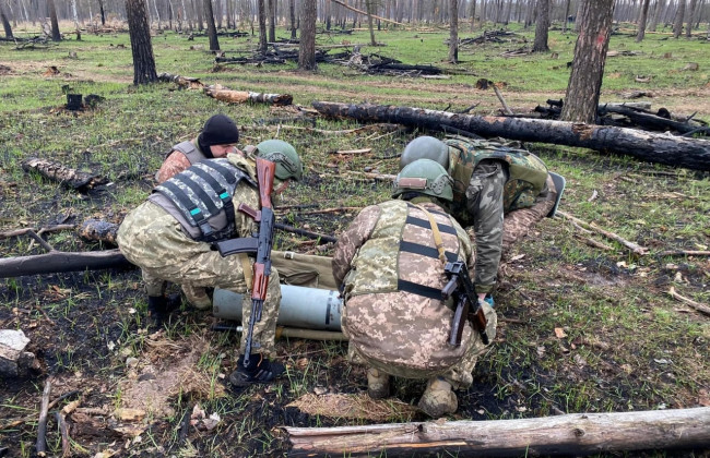 «Довше їхали, ніж воювали», —під Києвом зачищають ліс від залишків артилерії окупантів з Бурятії, фото
