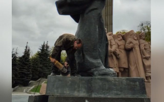 В Киеве демонтируют монумент под аркой Дружбы народов, видео