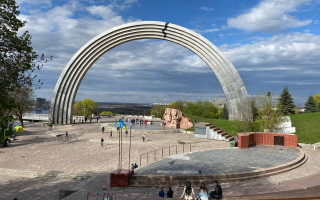 Осталась только обувь: как выглядит теперь Арка Дружбы народов, фото