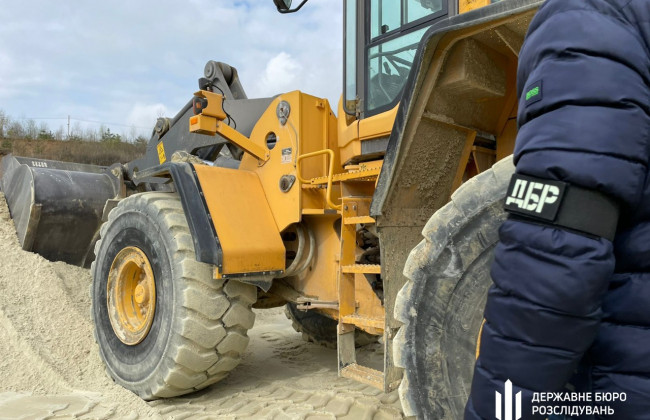 На Львівщині ДБР проводить обшуки у родичів Медведчука та Козака, фото