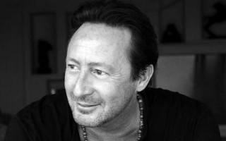 Джулиан Леннон, сын одного из основателей группы Beatles, посвятил песню Imagine Украине, видео