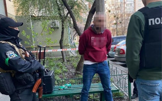 В Киеве мужчина стрелял в подъезде многоэтажки и угрожал правоохранителям гранатой